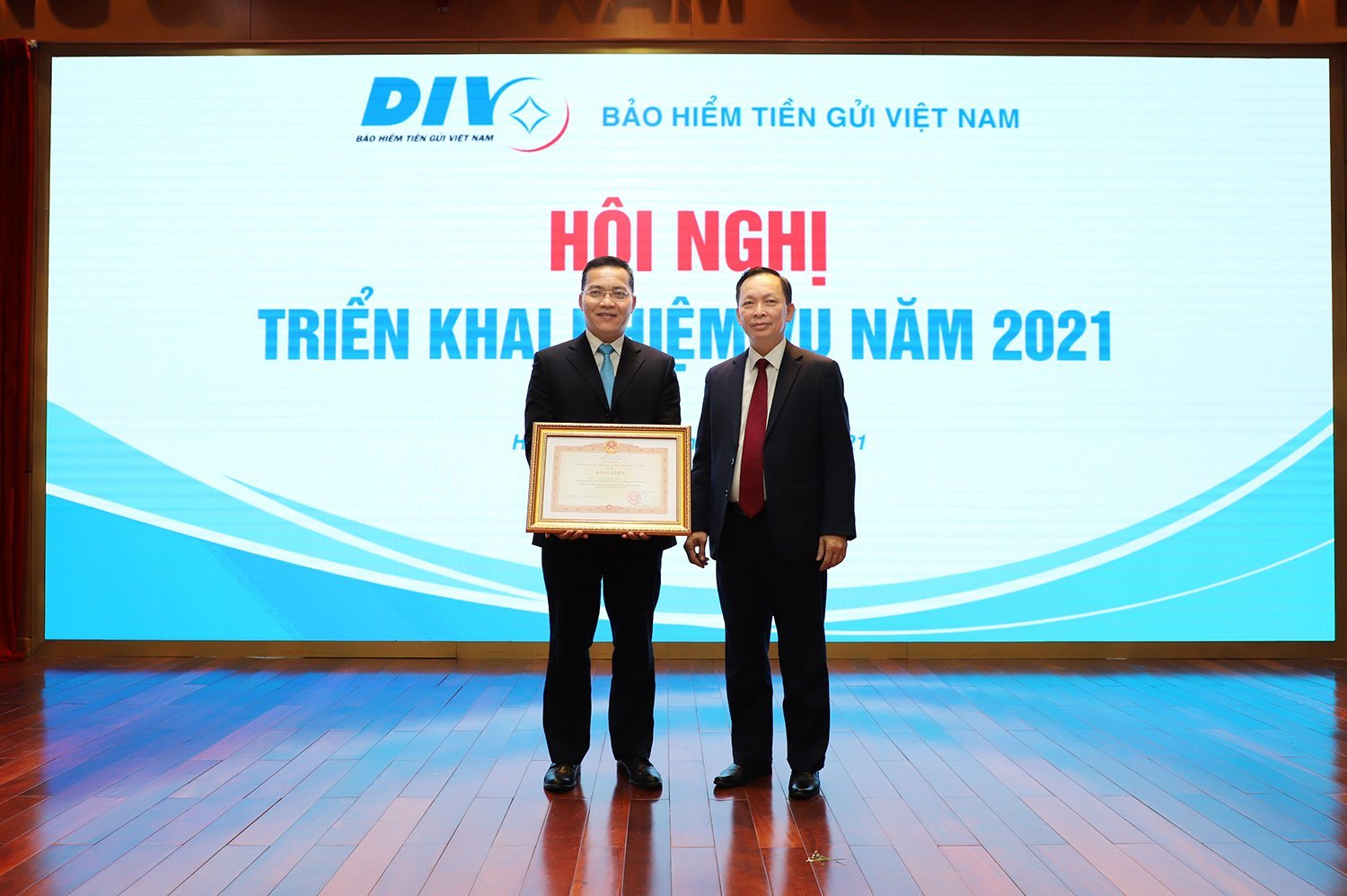 Phó Thống đốc NHNN Đào Minh Tú đã trao Bằng khen của Thủ tướng Chính phủ