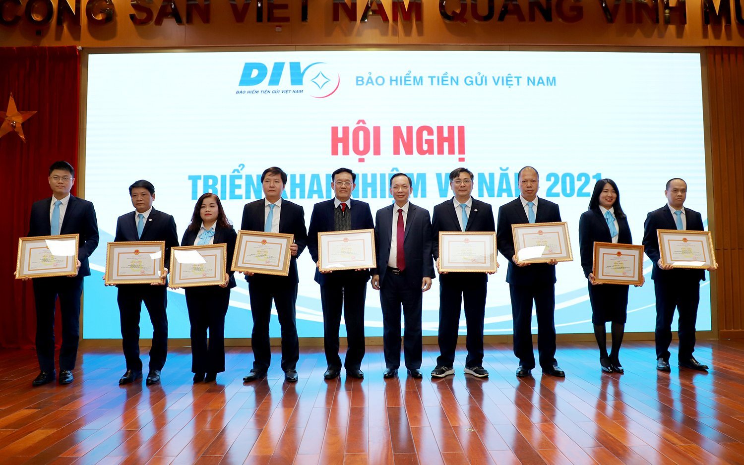 Phó Thống đốc NHNN Đào Minh Tú đã trao các danh hiệu thi đua của ngành Ngân hàng cho các tập thể...
