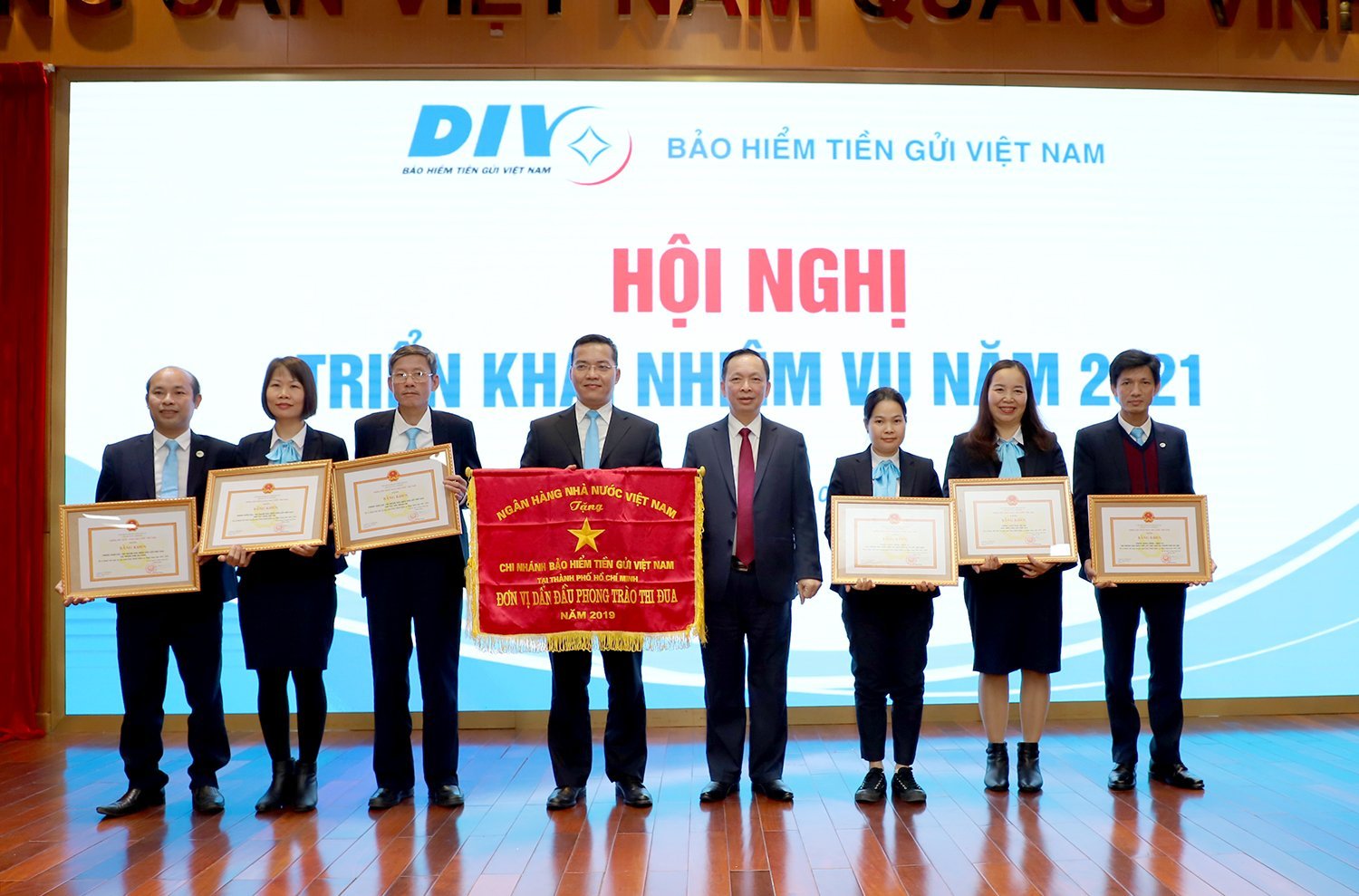 Phó Thống đốc NHNN Đào Minh Tú đã trao Cờ thi đua của NHNN